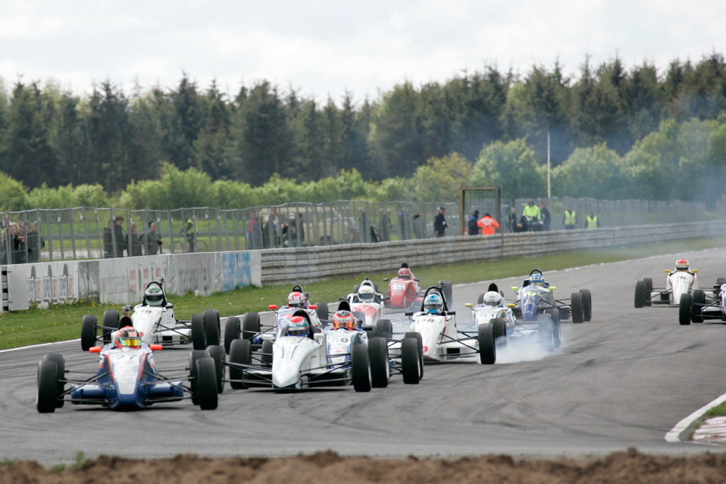 Debutanterne satte i den grad deres præg på begivenhederne, da Formel Ford-klassen indledte sæsonen på Padborg Park.
(Foto: Henning Smed)